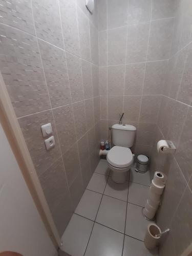 Μπάνιο, une chambre pour 1 ou 2 personnes avec 2 salles de bains communes à Lognes chez l'habitant (une chambre pour 1 ou 2 personnes avec 2 salles de bains communes a Lognes chez l'habitant) in Λόνη