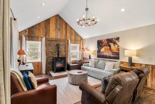 Oxbow Farmhouse in Weaverville, USA