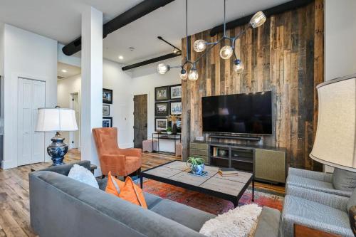 Impressive 2 bed 2 and a half bath City Center Condo with EV Charger in Asheville, USA