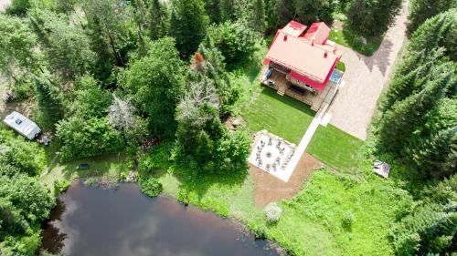 Les Chalets Tourisma - Chalet en bois rond avec spa et lac privé - Le Caribou