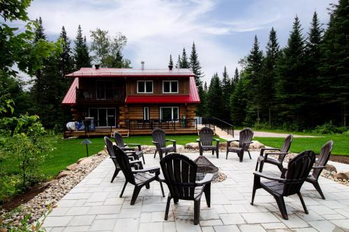 Les Chalets Tourisma - Chalet en bois rond avec spa et lac privé - Le Caribou