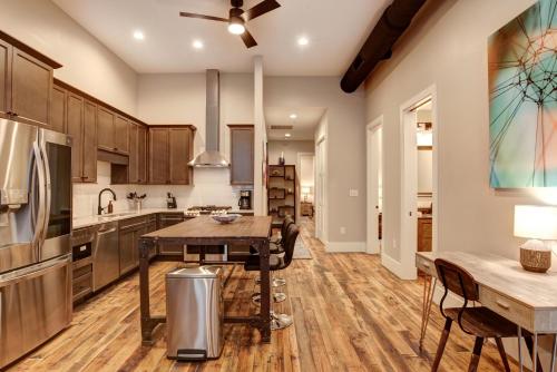 Large 3 bedroom 3 and a half Bath Downtown Condo in Asheville, USA