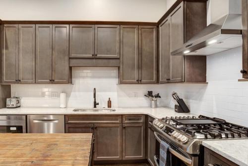 Large 3 bedroom 3 and a half Bath Downtown Condo in Asheville, USA