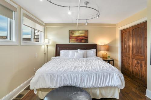 Magnificent S and W Building Condo in Asheville, USA