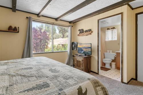 Cabin in the Pines - A cozy home among the pines with hot tub, BBQ, fenced yard! in Big Bear Lake, USA