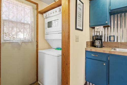 Cabin in the Pines - A cozy home among the pines with hot tub, BBQ, fenced yard! in Big Bear Lake, USA