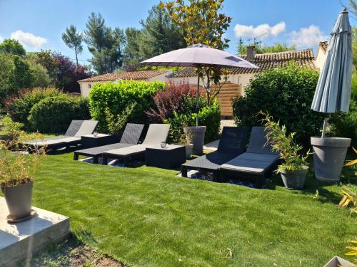 MAS GABELYS au pied de la Sainte Victoire, rez de jardin avec terrasse et piscine - Location saisonnière - Trets