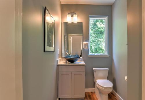 Luxe Townhouse with Garage and Terrace in Asheville, USA