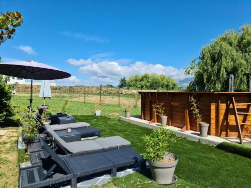 MAS GABELYS au pied de la Sainte Victoire, rez de jardin avec terrasse et piscine - Location saisonnière - Trets