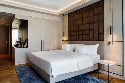 Premium Collection Room image 2