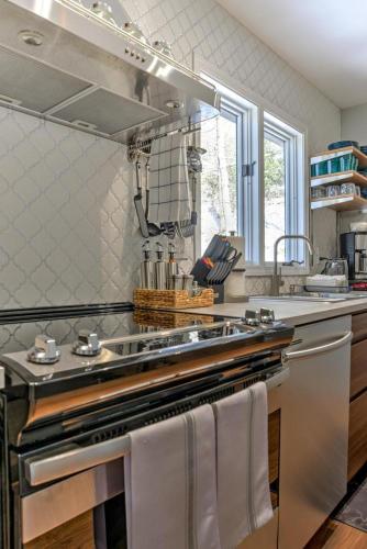 503 Webb Cove Rd in Asheville, USA