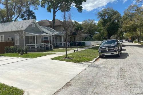 Trendy Bungalow Near Armature Works & Downtown Riverwalk in Tampa, USA