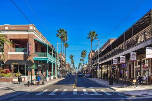Trendy Bungalow Near Armature Works & Downtown Riverwalk in Tampa, USA