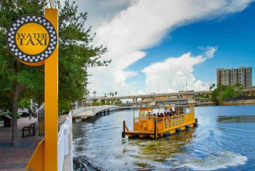 Trendy Bungalow Near Armature Works & Downtown Riverwalk in Tampa, USA