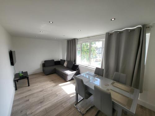 Bright Modern 3 Bedroom Apartment