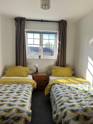 Chessington Home Stay , 3 Bed 6 Guests Free Parking Near M25 JCT9, Chessington world of Adv Resort, Kingston, Epsom, Great for Families & Groups