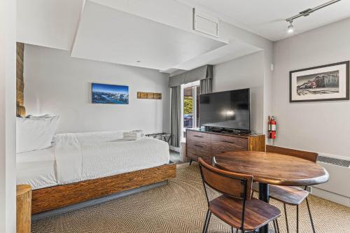 Studio room in Basecamp Lodge Canmore