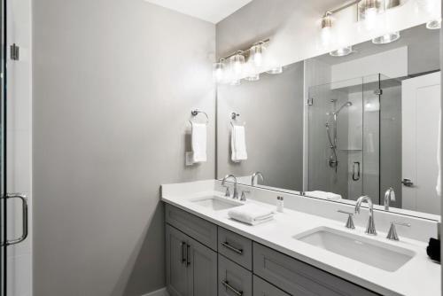 South Slope Townhome with Private Elevator Unit 102 in Asheville, USA