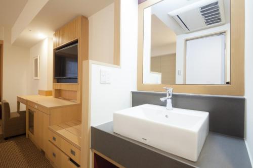 Superior Twin Room with Extra Bed - Non-Smoking image 3