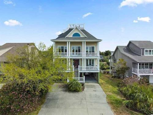 Marsh Madness 5Bedroom Marsh view provides the best of the low country beach lifestyle!