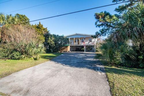 Reynolds Roost 5BR 3BA Scenic View 2 and a half Minutes to the Beach!