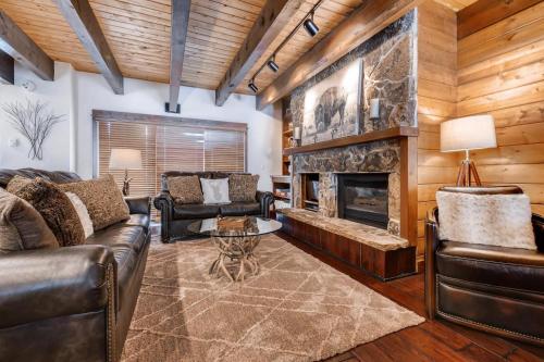 1008 - Luxury Townhome Walk to Ski Resort Pool