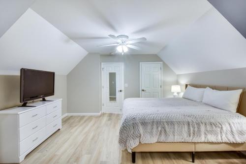 Lake Hartwell Retreat with 2-Tier Dock and Boat Slip! Lake Hartwell Retreat with 2-Tier Dock and Boat Slip!