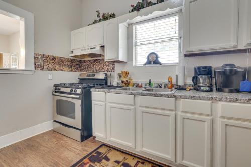 Charming San Antonio Home 5 Mi to Downtown! in San Antonio, USA