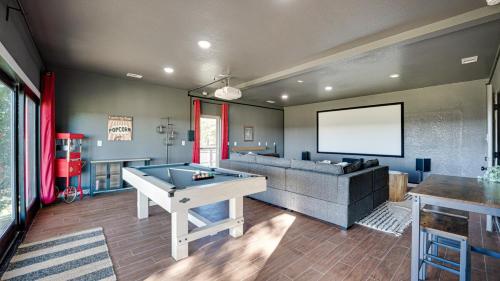 Private Guesthouse with Deluxe Home Theater home in Waxahachie, USA