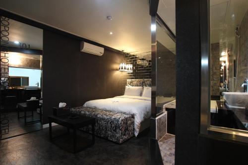 Sopoong Hotel Sopoong Hotel is perfectly located for both business and leisure guests in Jeonju-si. Offering a variety of facilities and services, the property provides all you need for a good nights sleep. Servic