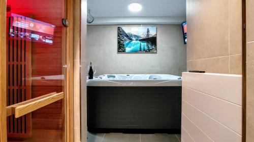 Hot tub, GRAND SPA Harrachov - Wellness luxusni apartman s velkou virivkou, saunou, kuchyni a venkovnim posez in Harrachov