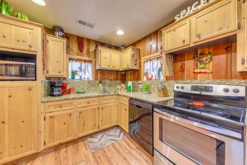 Unique Bear Country Cabin in Ruidoso with Hot Tub! - image 13