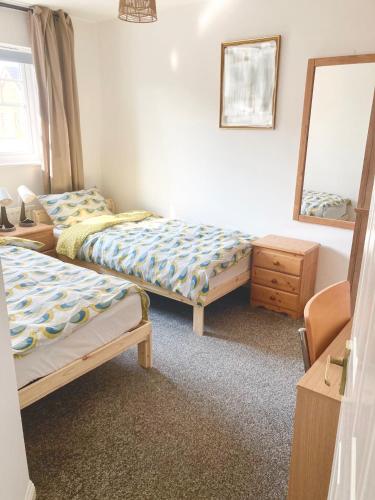 Chessington Home Stay , 3 Bed 6 Guests Free Parking Near M25 JCT9, Chessington world of Adv Resort, Kingston, Epsom, Great for Families & Groups