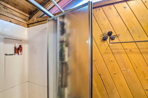 Unique Bear Country Cabin in Ruidoso with Hot Tub! - image 11