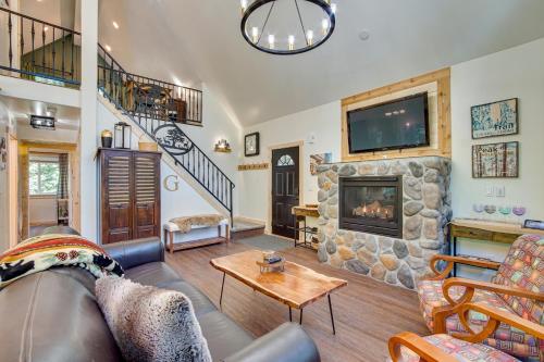 Unwind in Cle Elum Hot Tub and Cozy Fireplace!