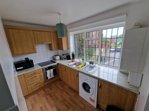 บริการและสิ่งอำนวยความสะดวก, Millmead Apartment in central Guildford with parking in ไกด์ฟอร์ด