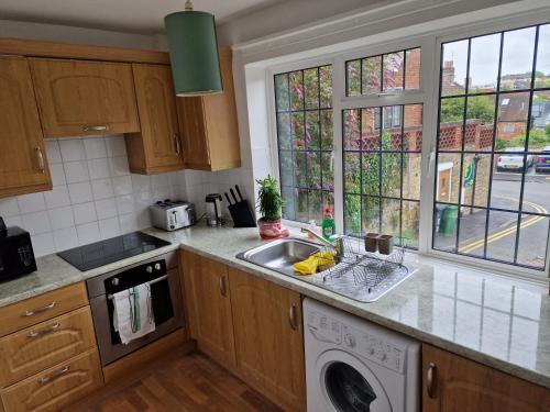 บริการและสิ่งอำนวยความสะดวก, Millmead Apartment in central Guildford with parking in ไกด์ฟอร์ด