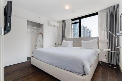One-Bedroom Apartment image 4