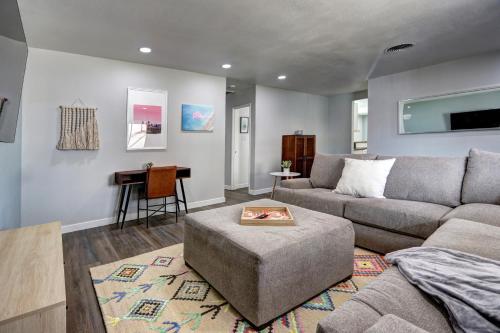 Luxury 3-bed home near the Strip w/ a poker table, Las Vegas