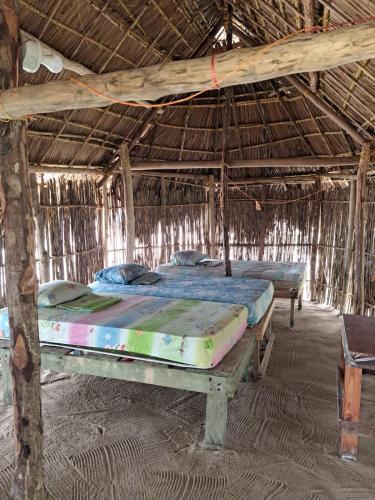 Cabanas tradicionales en isla Aroma in El Porvenir