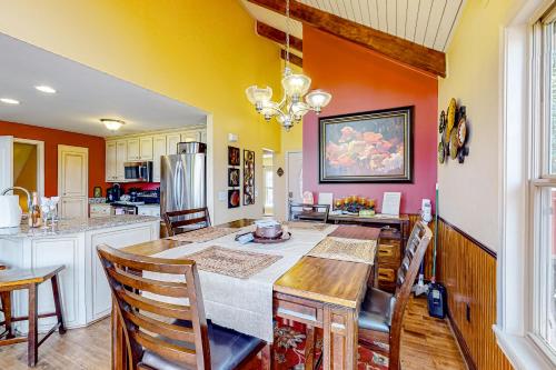 Summit Chalet in Ellijay, USA