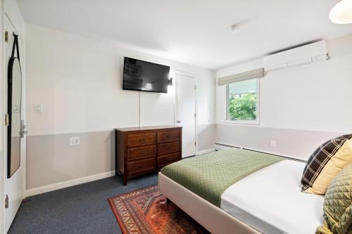 Mount Snow Mountaineer Inn - image 13
