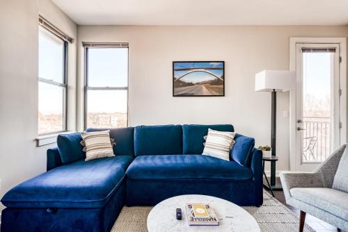 CozySuites Music Row Spacious 2BR w free parking01 in Nashville, USA