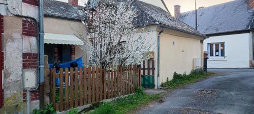 chambre chez l'habitant rouge maison ancienne in Ivoy-le-Pré