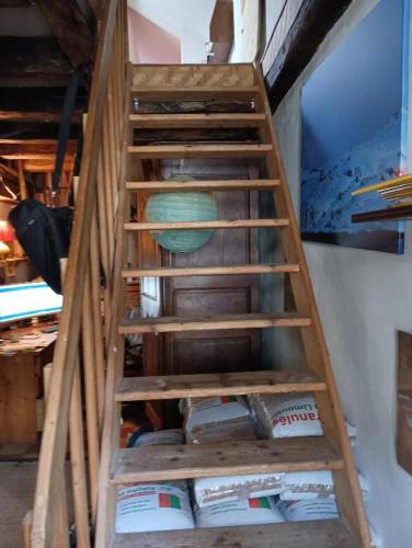 chambre chez l'habitant rouge maison ancienne in Ivoy-le-Pré