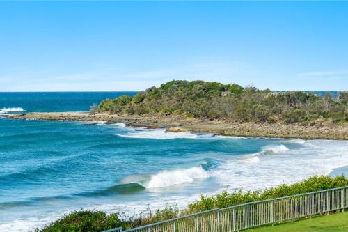 Craigmore 7 - Front-Row Ocean Views in Yamba - Holiday Yamba - image 4