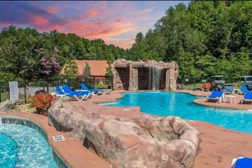 LUXURY 4BR Cabin in Gatlinburg with Views Hot Tub with Private Deck Game Room Most Popular Coffee Bar Perfect for Family Getaway comes with Infant Crib in Gatlinburg, USA