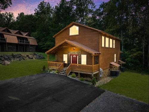 LUXURY 4BR Cabin in Gatlinburg with Views Hot Tub with Private Deck Game Room Most Popular Coffee Bar Perfect for Family Getaway comes with Infant Crib in Gatlinburg, USA