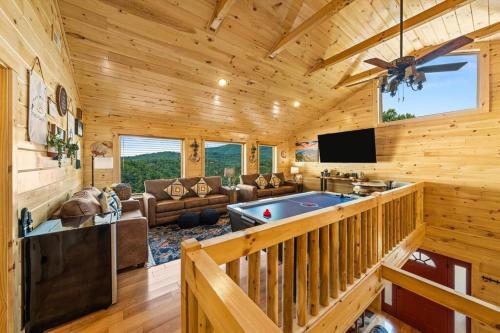 LUXURY 4BR Cabin in Gatlinburg with Views Hot Tub with Private Deck Game Room Most Popular Coffee Bar Perfect for Family Getaway comes with Infant Crib in Gatlinburg, USA