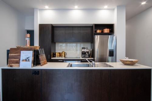 Eggie's Nest - Luxury Inner City Apartment - image 13